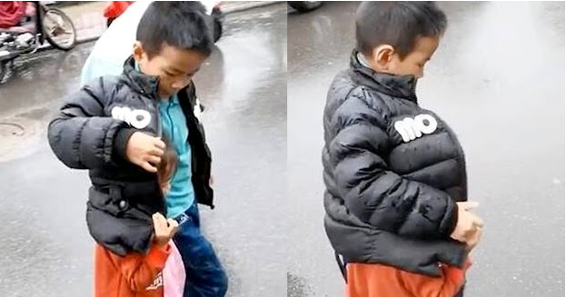 Đón em học về mắc mưa, anh 4 tuổi dang rộng tà áo để bé nép vào, mẹ mát dạ anh em luôn có nhau