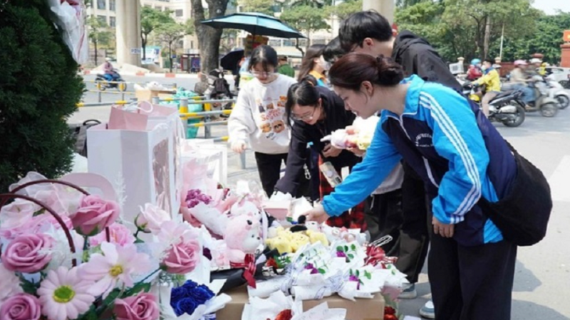 Sinh viên mở quầy bán hoa ngày 8/3 gây quỹ từ thiện “Nắng ấm”