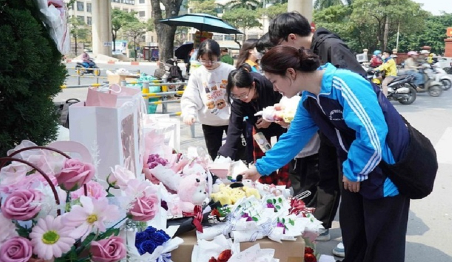 Sinh viên mở quầy bán hoa ngày 8/3 gây quỹ từ thiện “Nắng ấm”
